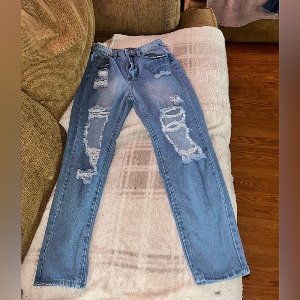 Light/darkish blue ripped jeans.